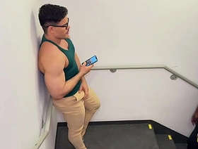 Segurança flagrou a gente não escada de emergência gay porn hot hardcore