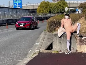 女装子まゆちゃんが車がばんばん通る日中の国道脇の歩道でノーブラノーパンの前をはだけて大股開いて丸出しの露出プレイを楽しんでいる。Part 2 chinese gay porn gif