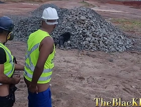 Funcionários da prefei.... da cidade fudendo escondido na obras. gay japan muscle porn