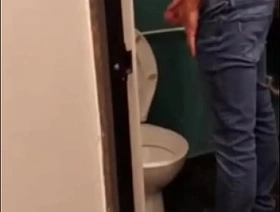 PEGUEI UM GRINGO NO BANHEIRO DO CINEMA.  TORA CABEÇUDA E LEITEIRA. OS MELHORES BANHEIRÕES ESTÃO NO Red-hot E SUBSCRIÇÃO chinese bdsm gay porn