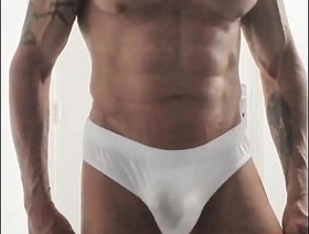 Exhib dans les vestiaires je pisse dans mon slip avant d'éjaculer dedans, xxx gay porn hot