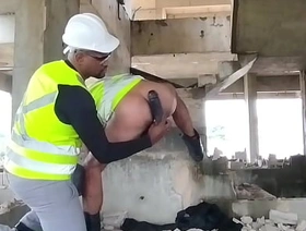 Eletricista safado trás os consolos da esposa, pro seu colega enfia nele na obra, fica todo arreganhado freeze 8 japan gay porn