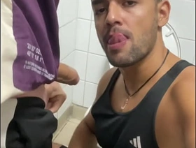 MAMANDO UM VAGABUNDO DE PICA ROSADA NO BANHEIRO korean well-pleased clips porn