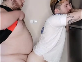 Ursão chupou meu último picolé então tive que chupar o picolé dele (COMPLETO NO RED) beautiful hot gay porn