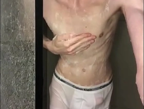 Novinho tomando banho e mostrando pica hot gay porn hardcore