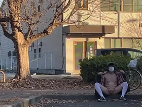 女装子まゆちゃんがどこかの駐車場で全裸に羽織っていたアウターの前を広げて露出プレイをするその真後ろを人が通り過ぎていく korean students gay porn