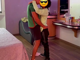 Por los gemidos de Gio, Omar está lamiendo y tocando los lugares correctos. Se acuesta, abre las piernas y Omar va directo al agujero de Gio. Gio se sube encima de Omar y se sienta sobre su polla asuka japan gay porn