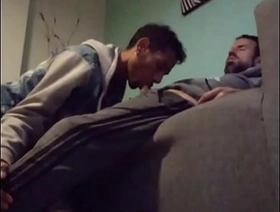 Macho disfruta de una deliciosa mamada mientras relaja en el sofá. chinese blithe dorm porn