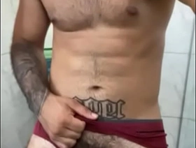 Macho Twink Batendo Punheta e Gozando porn gay muscle japan