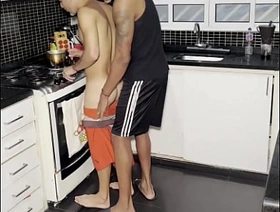 Vendedor de bala fode o cuzinho do intimate terms with na cozinha enquanto sua mae está na igreja freeze gay porn japan