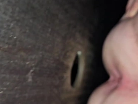 COROA SÓ QUERIA SE ALIVIAR, ENTROU EM UMA CABINE DE SEXO E PEGOU DUAS ROLAS GRANDES. gay porn hot dilute