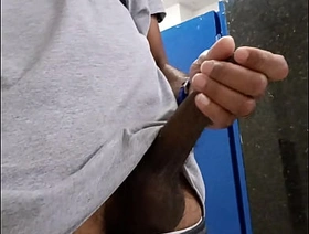 CHEIO DE TESÃO NO BANHEIRO PUBLICO. situs gay porn indonesia