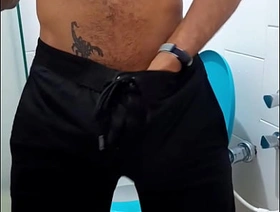 Alisando o pau no banheiro Pt1. indonesian gay porn man of the hour