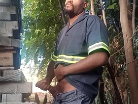 Trabador masturbando atas dos blocos da construção hot infian gay porn