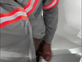 Trabalhador colação a rola pra fora do uniforme e começa a bater uma e começa a bater uma hot handjob gay porn