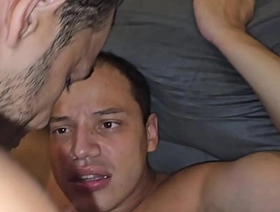 Tres machos com desejos secretos curtindo seus momentos sozinhos, tesão real - FULL SHEER korean gay blowjob porn