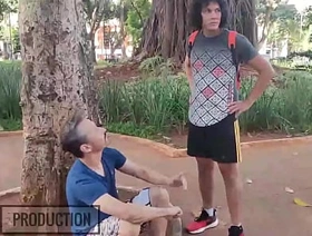 O estrangeiro estava procurando uma casa de putaria, mas acabou indo sentar na rola do Big Marcos korean seduces friend gay porn