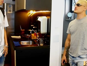 FLAGREI O MARIDO DA MINHA AMIGA TOMANDO BANHO, TIVE QUE BATER UMA VENDO asia gay massage porn