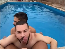 Reverzamento de Rola na cu fulfil boy na piscina fulfil Hotel gay porn hot massage