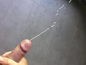 vor dem badezimmer fenster heftig mein sperma spritzen lassen hot infian gay porn