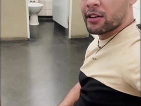 Mamando a rola do pedreiro da obra até o macho jorrar leitinho korean gay student porn