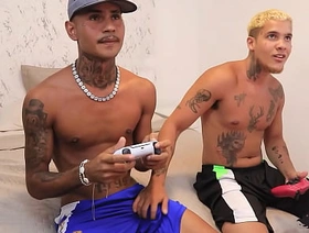 Mamando meu amigo depois de perder no videogame japan palpate gay porn