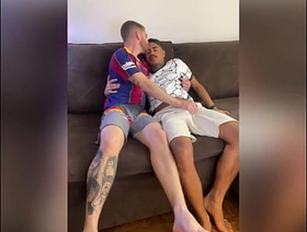 negro dotado comendo o branquinho em varias posições com direito a dildo e mijada straight chinese gay porn