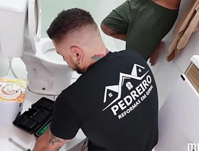 O encanador me comeu gostoso e ainda deu o rabo dele pra mim! gay porn hot anime