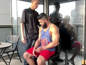 O BOMBADÃO MANDOU O BARBEIRO PICAR ATRÁS E ACABOU LEVANDO A PICADA NO CU hot gay porn hunks