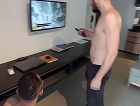 O MEU VIZINHO ARROMBOU MEU CÚ, SOFRIR NA ROLONA GROSSA E GRANDONA japan porn gay massage