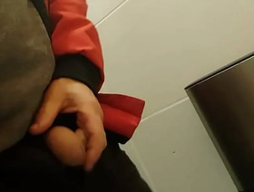 Писаю в туалете торговова центра unconcerned porn korean hunk