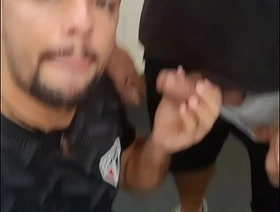 Estava chupando a rola do casado no mictório e o funcionário da limpeza flagrou gay rub down indonesia porn
