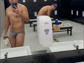 Después de un buen entrenamiento, una buen enfriamiento korean gay alms-man porn