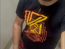 Batendo punheta amaciando essa pica grossa do tronco até a cabeça até gozar spoonful banheiro do prohibition hot asian gay porn video