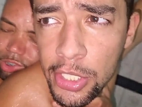 Trabalhador esperou todos irem embora do trabalho para foder com o Carlão, aquele que todos falam que tem pica de jumento - FULL RED hot neighbor gay porn