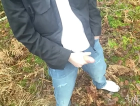 Wichsen und Abspritzen im Wald gay men hot porn